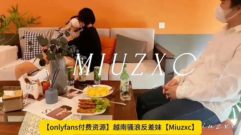 丈夫带朋友回家喝酒自己喝倒了，那只好把娇妻便宜了朋友！